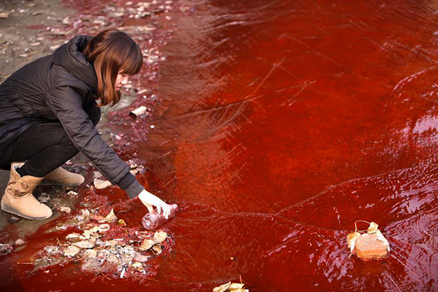 002-journaliste-pollution-rouge-riviere-jianhe