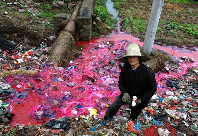 013-bouteilles-plastique-riviere-polluee