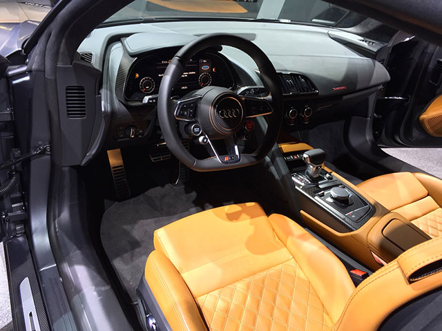 audi r8 v10 plus intérieur