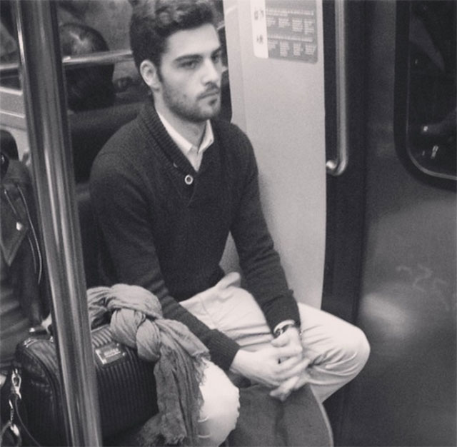 beau gosse dans le metro
