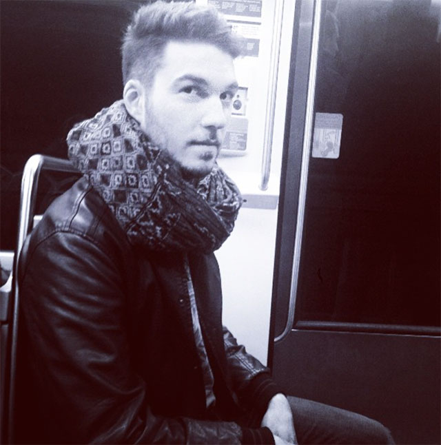 beau gosse dans le metro