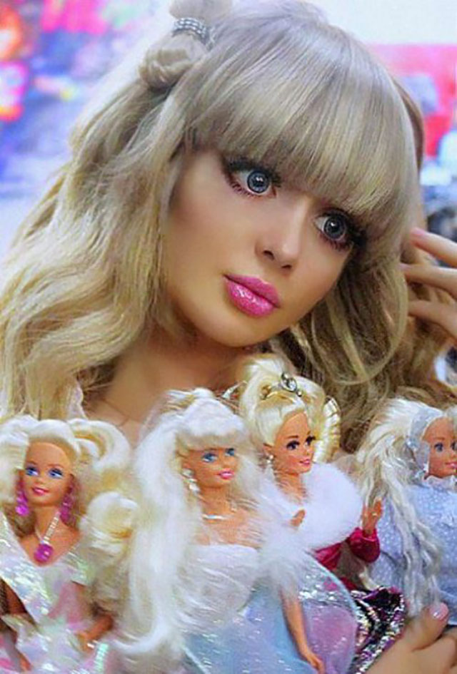 Angelica Kenova et des barbies