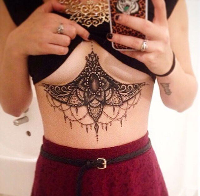 tatouage seins