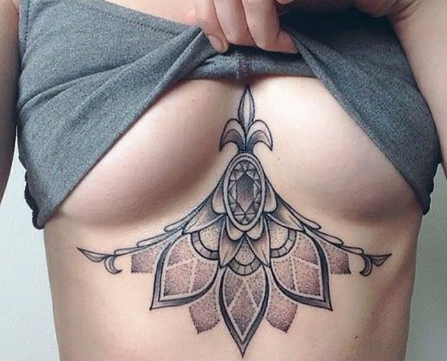 tatouage seins