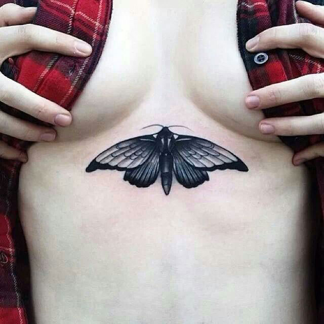 tatouage sternum