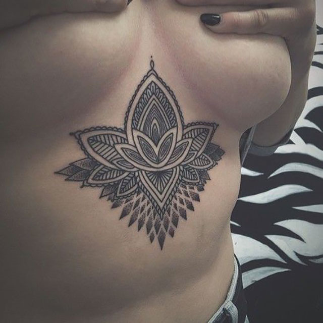 tatouage sous poitrine