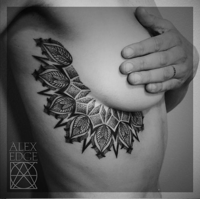 tatouage sous poitrine