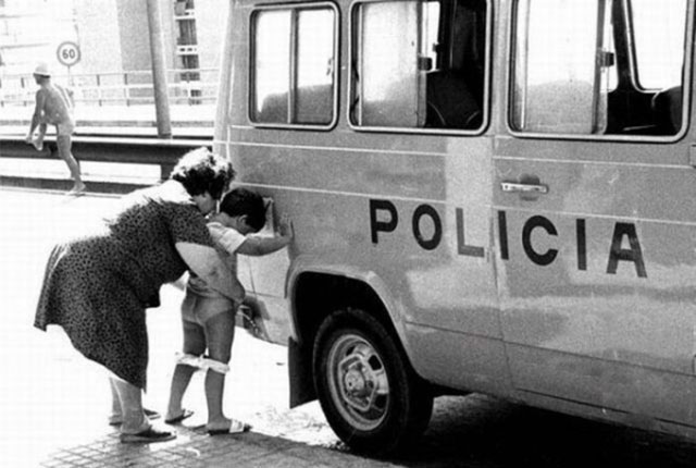 enfant pipi sur police