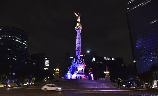 Colonne de l'indépendance bleu blanc rouge