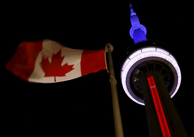 tour CN de Toronto bleu blanc rouge