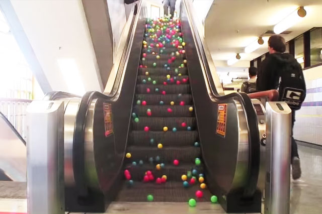 balle dans escalator